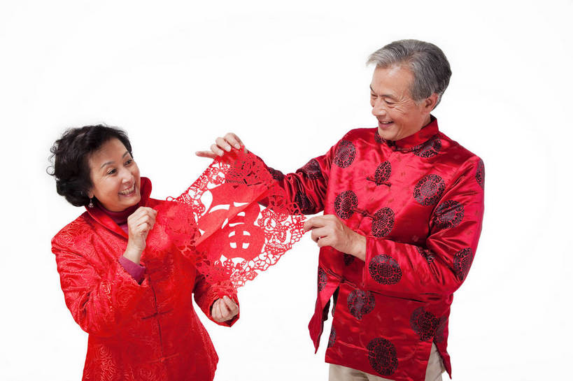 东方人,老年人,两个人,夫妻,站,微笑,横图,彩色,室内,白天,正面,爱情,时尚,满意,自由,分享,北京,中国,春节,新年,节日,人物,图片,浪漫,休闲装,老人,福字,剪纸,享受,休闲,健康,温馨,喜庆,恩爱,活力,可爱,恋人,摄影,生活方式,优雅,乐观,老年男性,老年女性,男人,男性,女人,女性,亚洲人,中国人,夫妇,情侣,半身,影棚拍摄,愉快,伴侣,bj174
