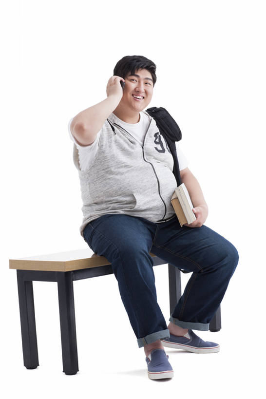 东方人,成年人,一个人,学生,笑,打电话,微笑,露齿笑,竖图,留白,白色背景,正面,讨论,快乐,幸福,技术,手机,北京,中国,亚洲,仅一个男性,仅一个人,长椅,联系,休闲装,仅一个年轻男性,背包,活力,摄影,生活方式,智能手机,东亚,背包客,无线电技术,男人,男性,年轻男性,亚洲人,中国人,大学生,书,沟通,说话,坐着,彩图,全身,影棚拍摄,成人教育,bj175